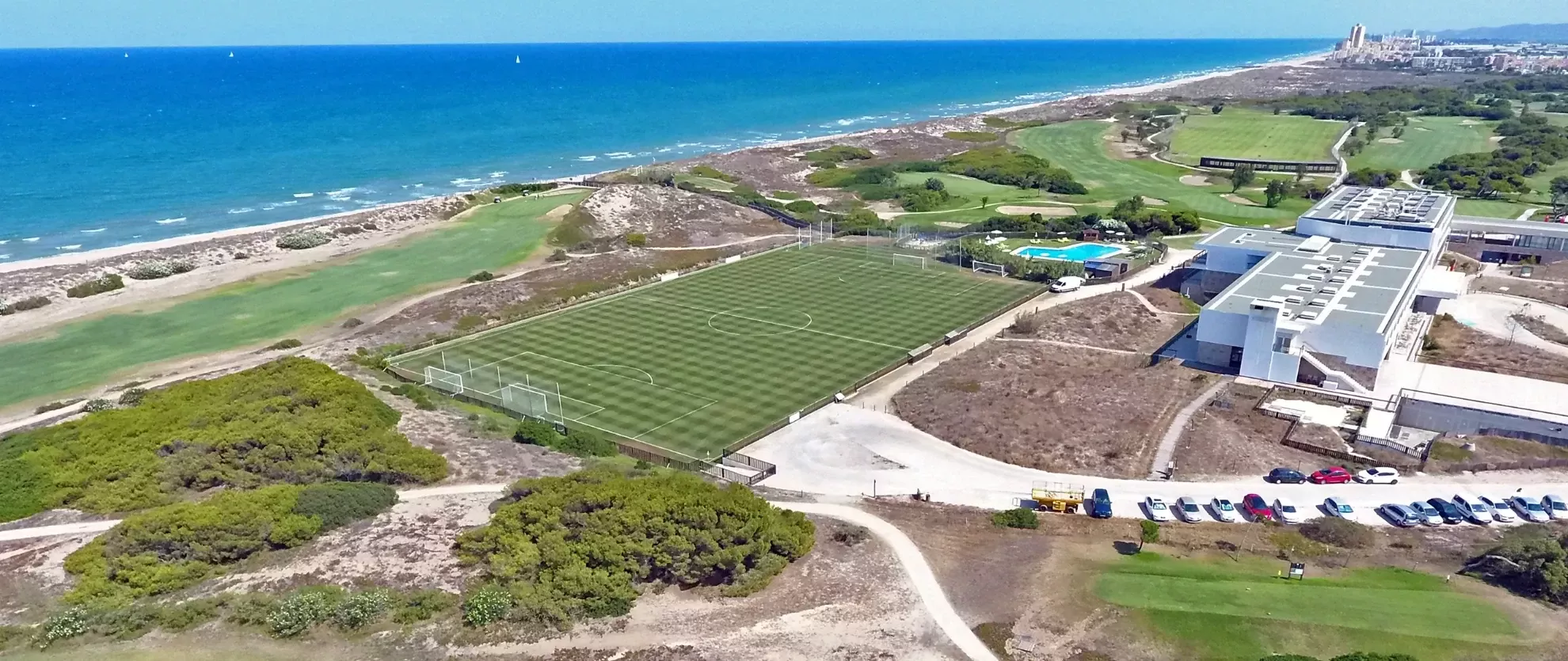 Campo de entrenamiento de primera calidad, perfectamente organizado